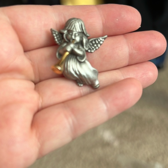 Vintage Angel pewter brooch - Picture 2 of 5